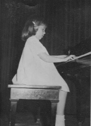 picture of jen jolls playing the piano at age 5